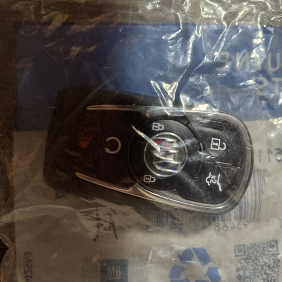 Buick Encore key fob - Picture 2 of 2
